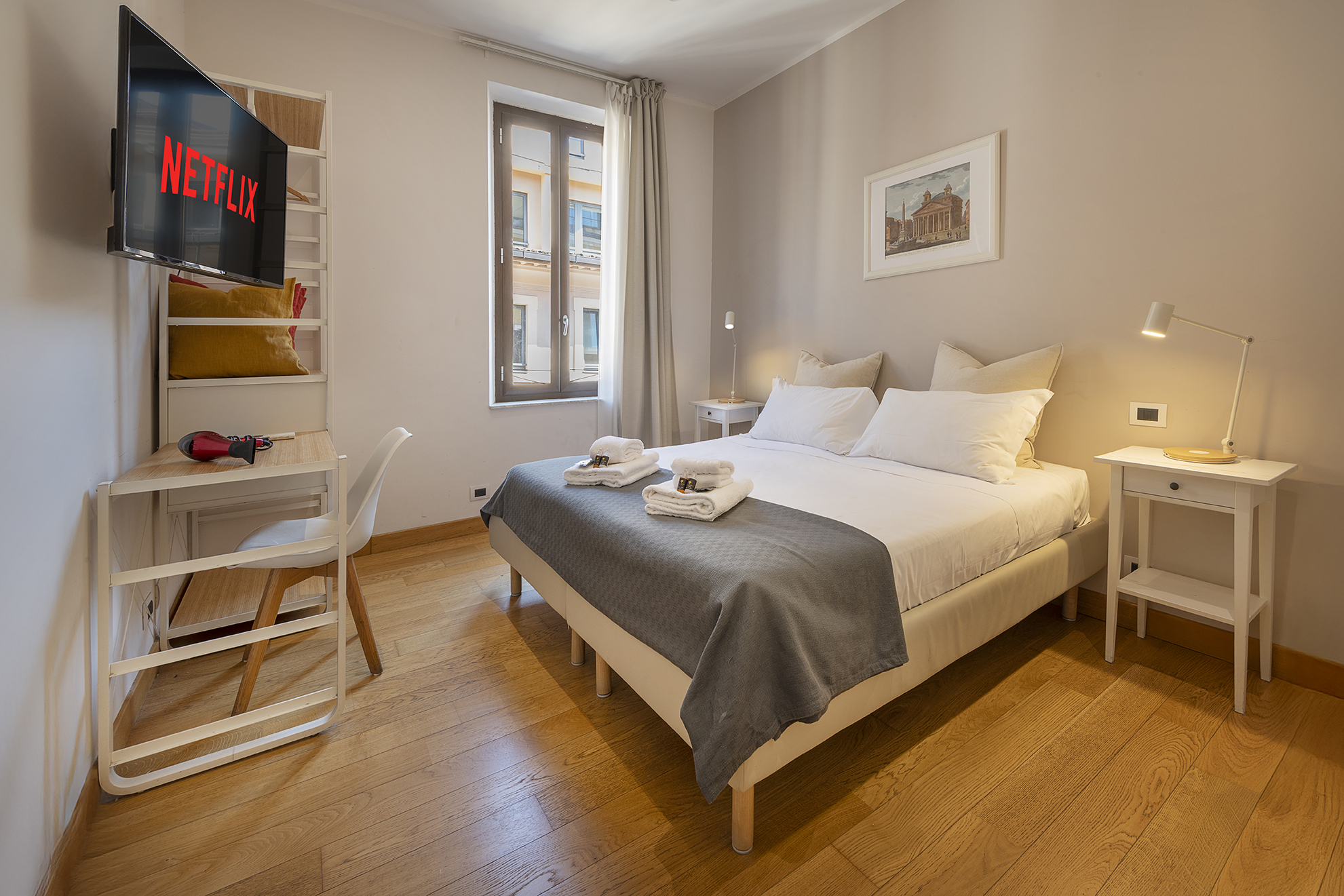 Camera della Colosseo Guest House a Roma, con parquet e balcone con vista sul Colosseo
