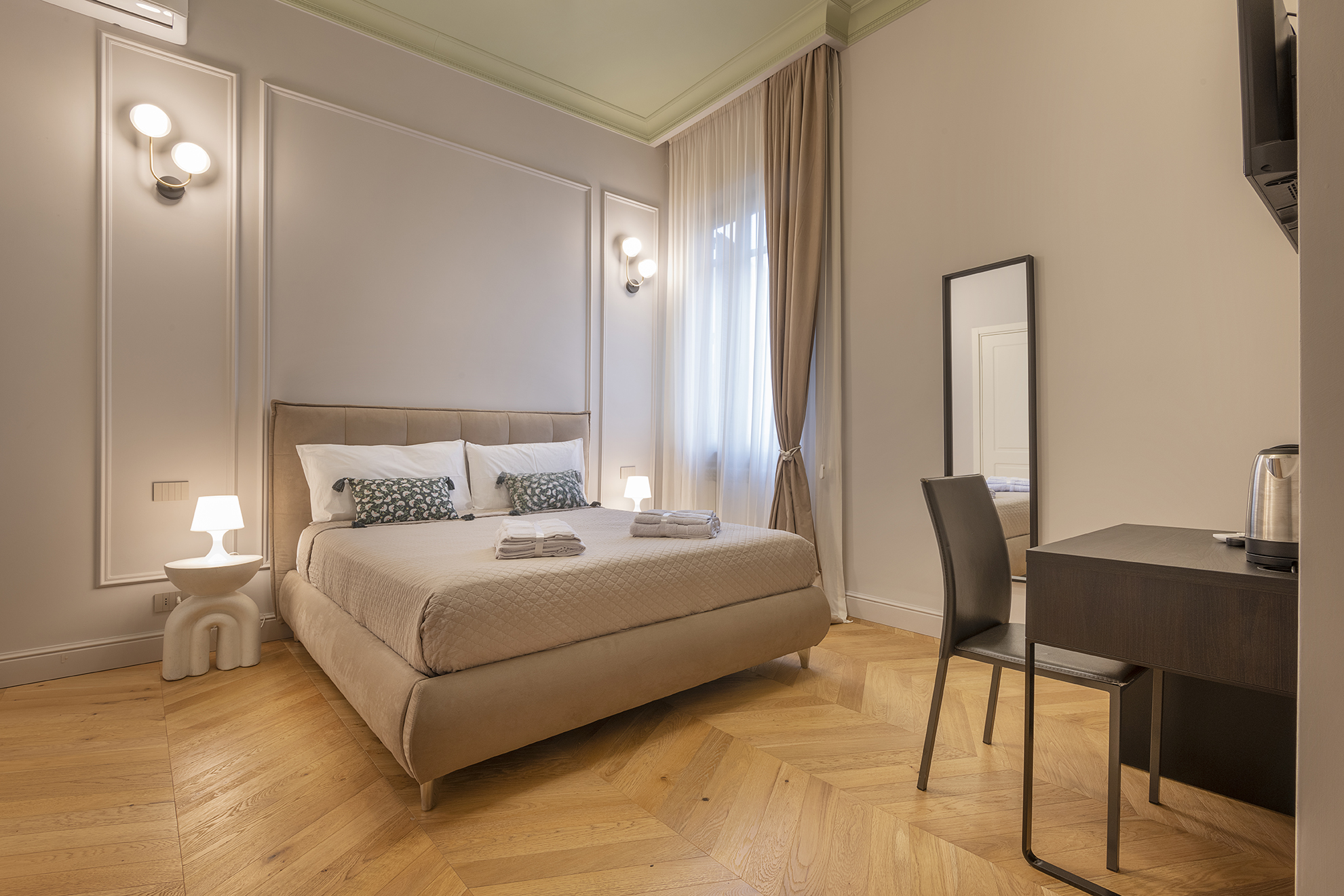 Suite del Prati Luxury Suite a Roma, con letto in cotone egiziano e finiture in marmo